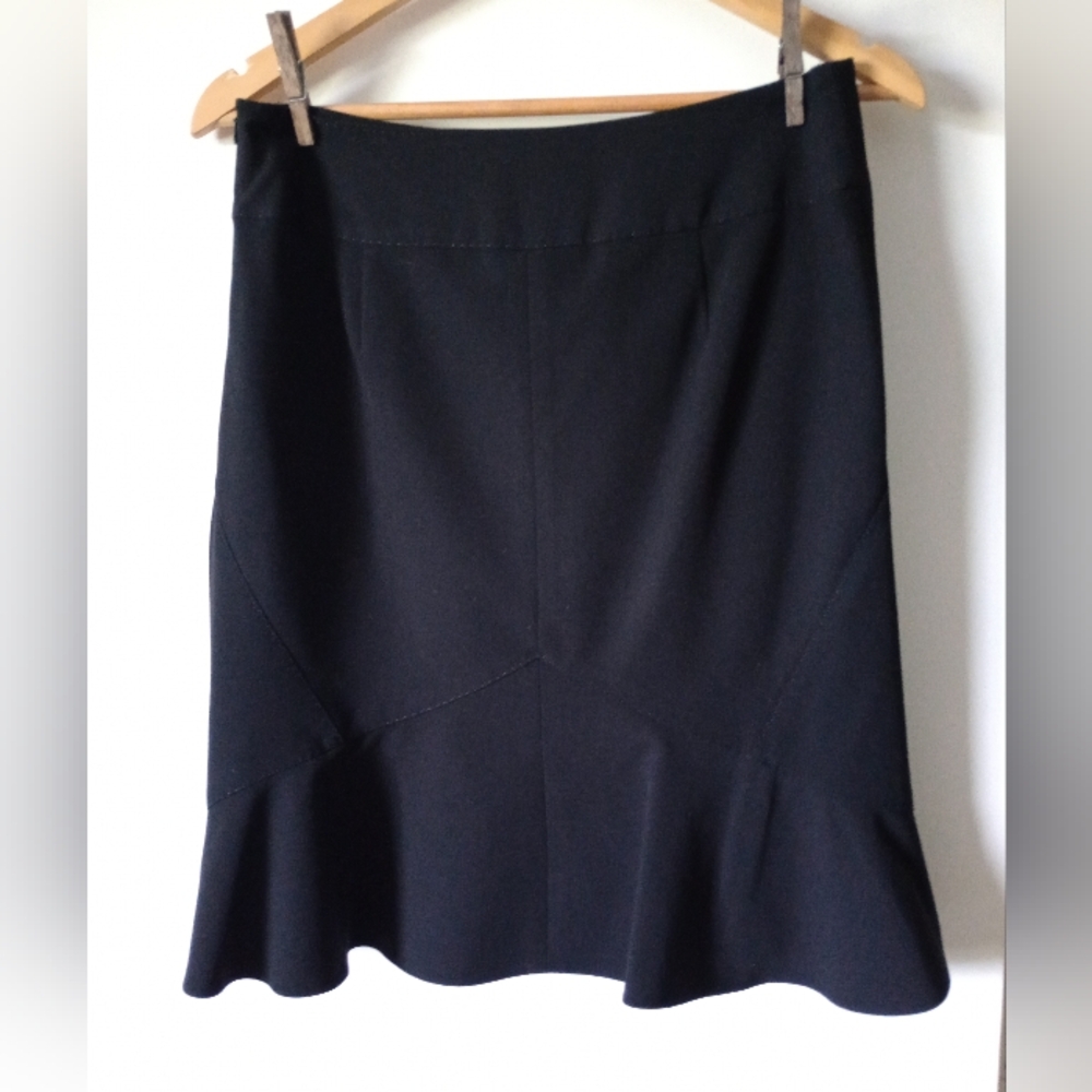 Max Studio Black Skirt w/ Ruffles on Back & Pockets Size 6